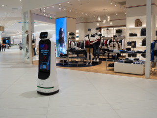 Trải nghiệm robot dẫn đường, màn hình LED LG tại Lotte Mall