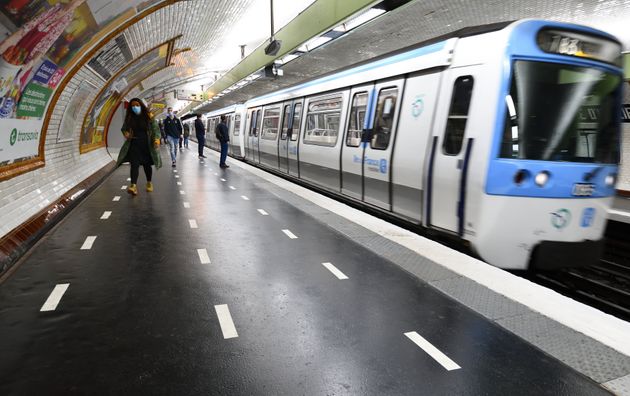 Một ga tàu điện ngầm ở Paris. Ảnh FRÉDÉRIC SOLTAN VIA GETTY IMAGES