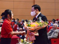 Sinh viên Trường ĐH Y Hà Nội tặng hoa Chủ tịch Quốc hội Vương Đình Huệ. (Ảnh: LÊ TUYẾT)