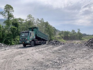 Công ty than Mạo Khê đổ đất đá thải mỏ vào đất nhà dân