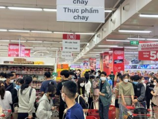 Người dân Đà Nẵng đổ xô mua thực phẩm dự trữ chống bão Noru