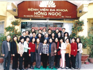 Tập đoàn Hồng Ngọc tiền thân từ một khách sạn thập niên 90 có lối kiến trúc cổ kính, dịch vụ chuyên nghiệp.