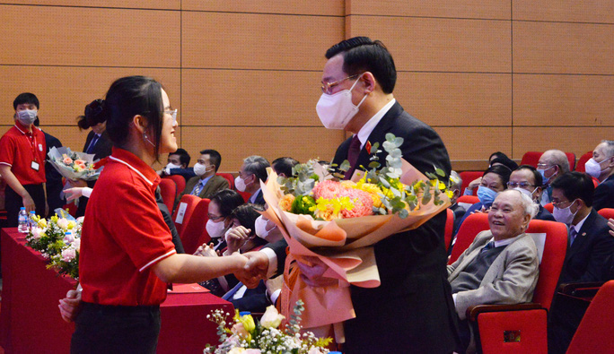 Sinh viên Trường ĐH Y Hà Nội tặng hoa Chủ tịch Quốc hội Vương Đình Huệ. (Ảnh: LÊ TUYẾT)