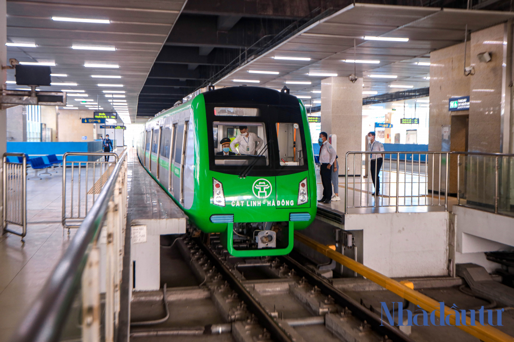 Tuyến đường sắt trên cao Cát Linh-Hà Đông dài 13,5km, với 12 ga đã chính thức vận hành thương mại kể từ đầu tháng 11/2021. Ảnh Trọng Hiếu