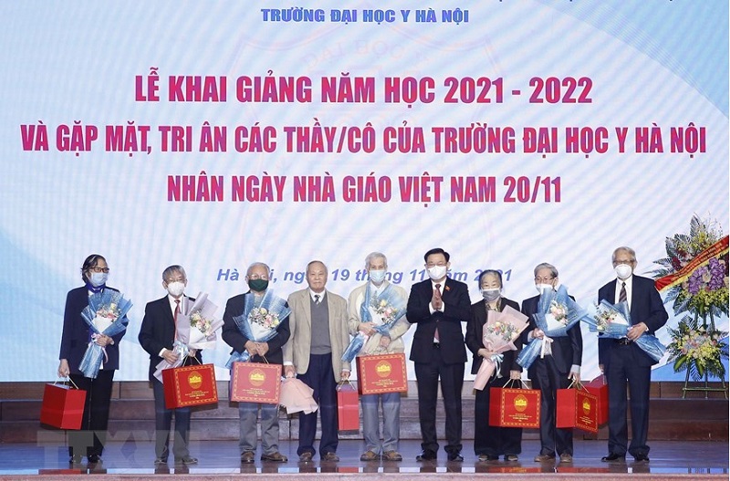 Ngày 19/11 Giáo sư-Tiến sỹ Vương Đình Huệ, Chủ tịch Quốc hội, đã đến dự Lễ khai giảng năm học 2021-2022 và gặp mặt, tri ân các thầy, cô của Trường Đại học Y Hà Nội nhân Ngày Nhà giáo Việt Nam.