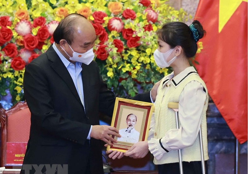 Ngày 19/11, Chủ tịch nước Nguyễn Xuân Phúc gặp gỡ thân mật học sinh xuất sắc trong cuộc thi vẽ tranh và sáng tác văn học Vì một Việt Nam tất thắng.