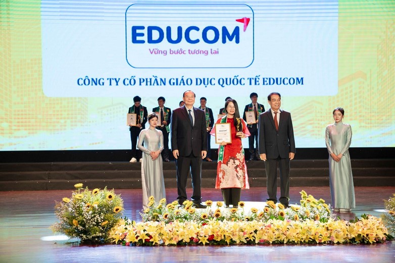 Sáng ngày 25/08/2024, tại nhà hát Quân đội, TP. HCM, Tổ chức Giáo dục Quốc tế EduCom vinh dự nhận giải thưởng “Top 10 thương hiệu Châu Á - Thái Bình Dương năm 2024”. Giải thưởng là sự ghi nhận của các cơ quan quản lý, cơ quan chuyên môn cho những nỗ lực và thành quả của EduCom trong suốt thời gian qua, khẳng định uy tín và vị thế của Công ty trên thị trường.